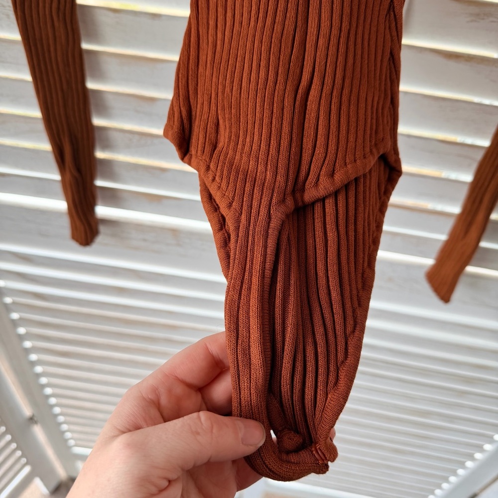 Bella Edge | Ribbed Double V-Neck Bodysuit Top - Picture 8 of 9